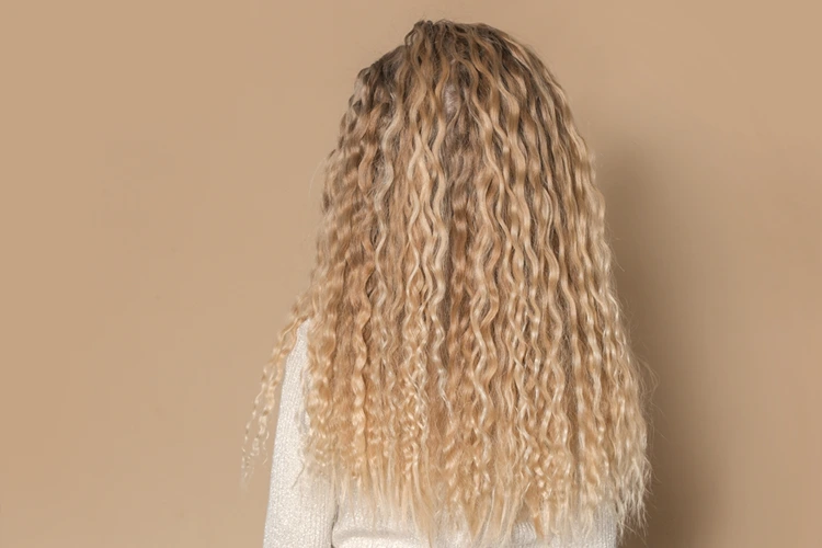 Sanfte Wellen auf schonende Weise ins Mädchenhaar bringen