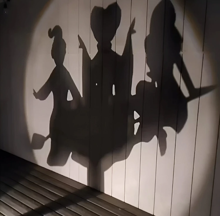 Schatten von Hexenfiguren als Wanddeko nutzen