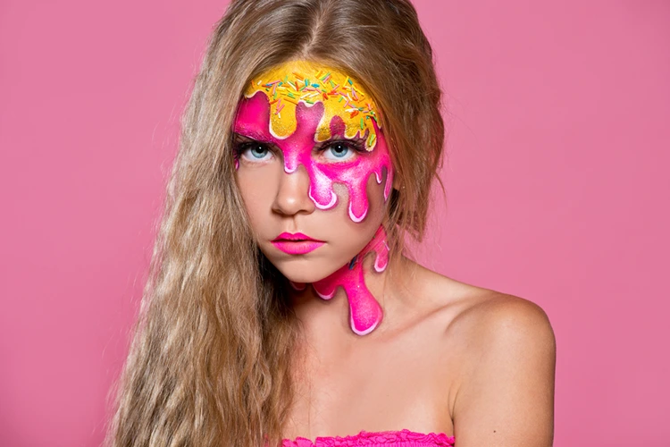 Schmelzenden Bonbon auf Stirn und Wange schminken für Teen-Mädchen