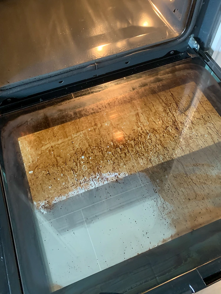 schmutziger backofen vor der reinigung