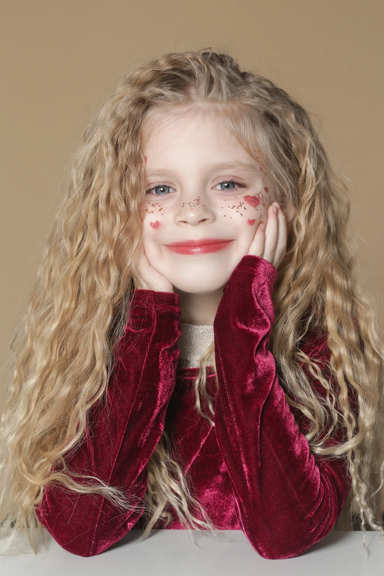 Schöne Mädchenfrisur für den Alltag, zu einer Feier oder für ein Fotoshooting