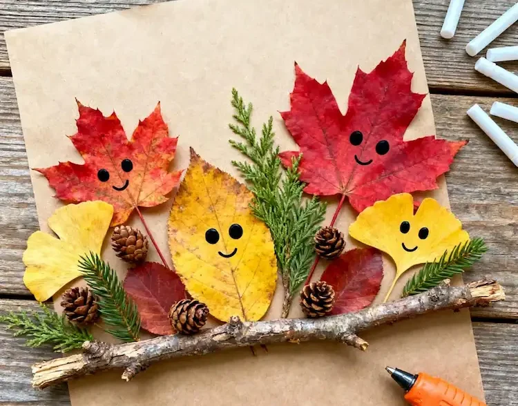 Schöne Waldlandschaft aus Herbstblättern und Zweigen und Zapfen