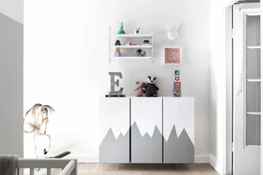 Schrank im Babyzimmer mit Mustern bemalen Ideen