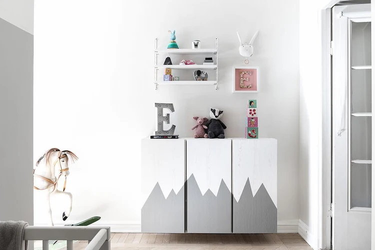 Schrank im Babyzimmer mit Mustern bemalen Ideen