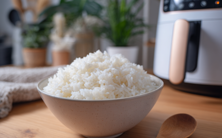 schüssel mit gekochtem reis vor einer heißluftfritteuse