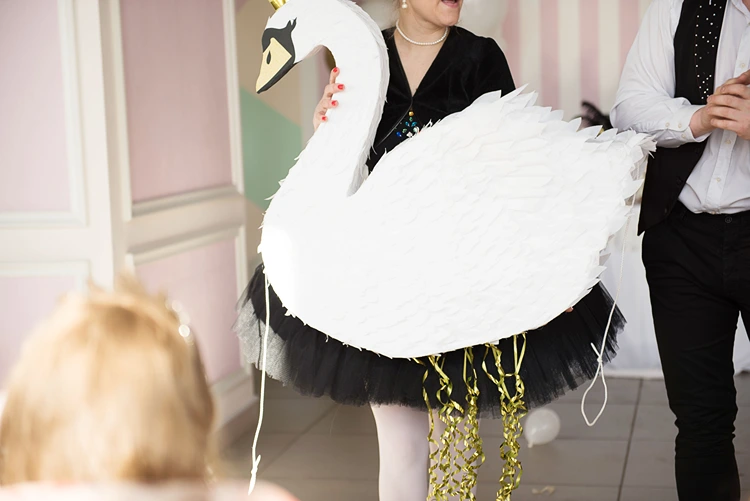 schwan piñata als highlight der geburtstagsparty
