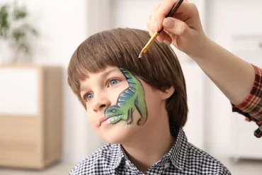 Schwarze Umrisse und weiße Details gestalten für 3D-Effekt