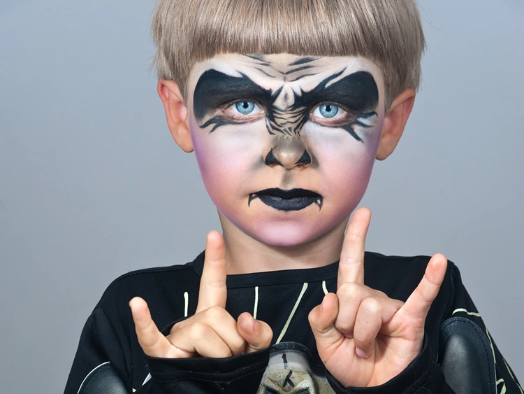 Selbstgemachte Werwolf-Maske aus Make-up für Kinder