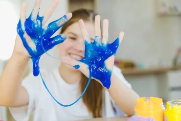 Slime ist ölig und klebrig und darf nicht warm behandelt werden