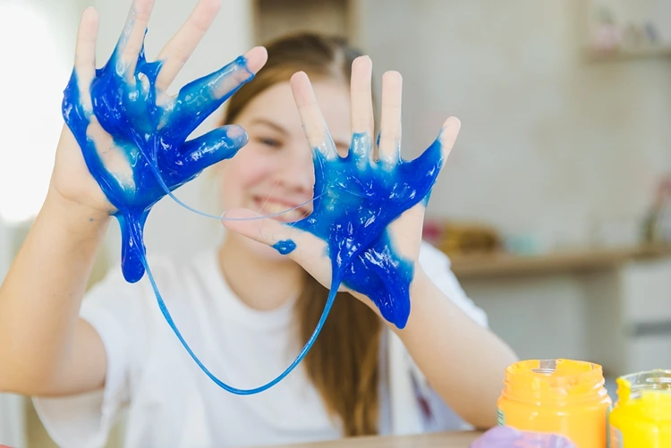 Slime ist ölig und klebrig und darf nicht warm behandelt werden