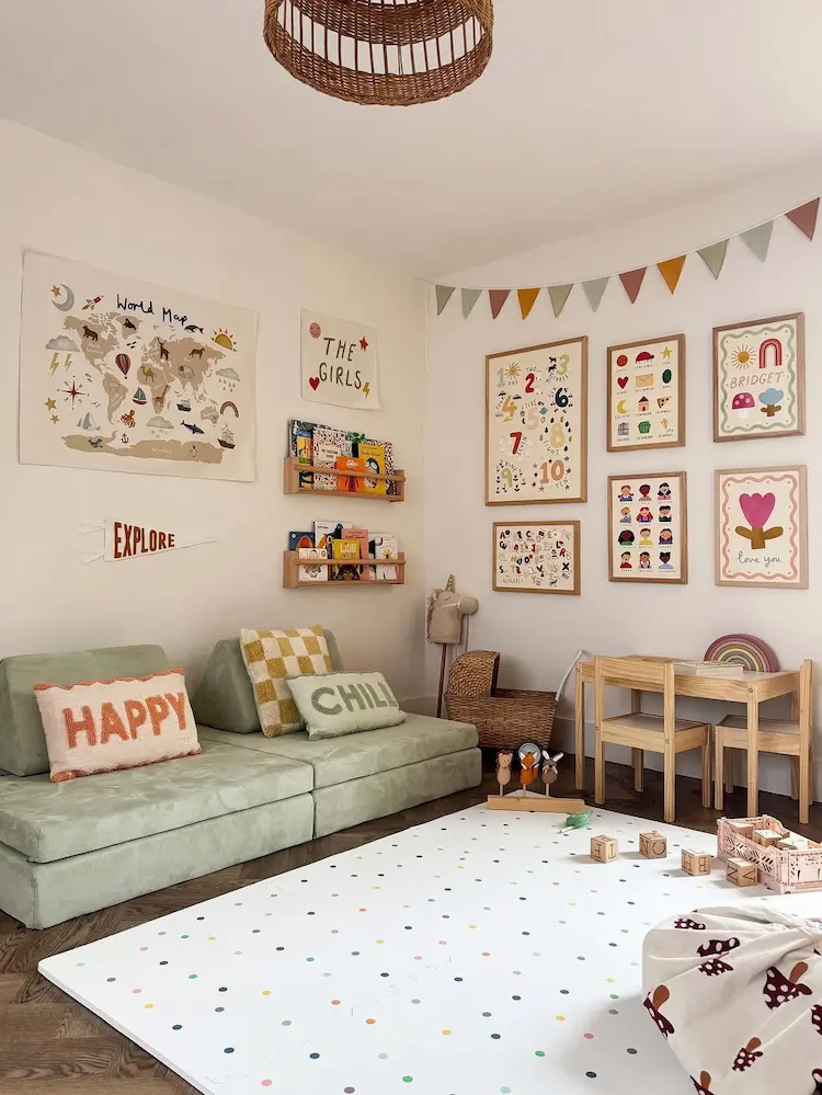 Sofa zum Spielen und zum Schlafen - ein perfektes Gästebett im Kinderzimmer