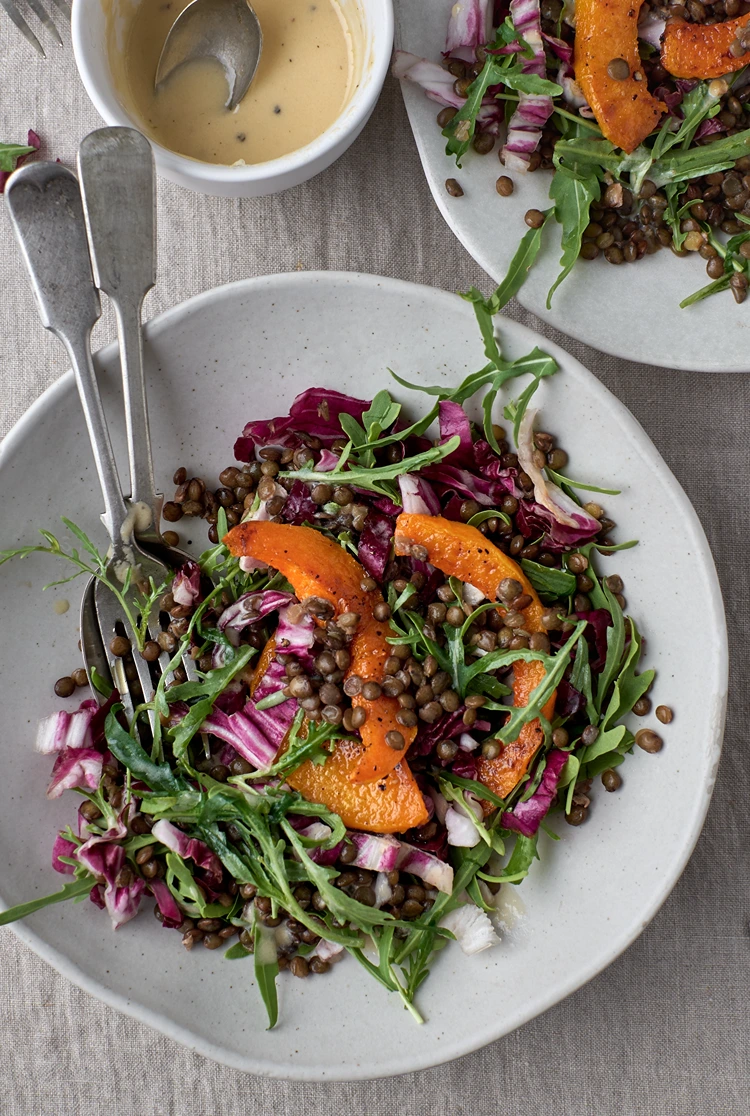 spitzkoh salat mit linsen ofenkürbis und rucola