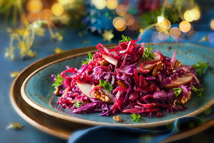 spitzkohl salat mit roter bete apfel walnüssen