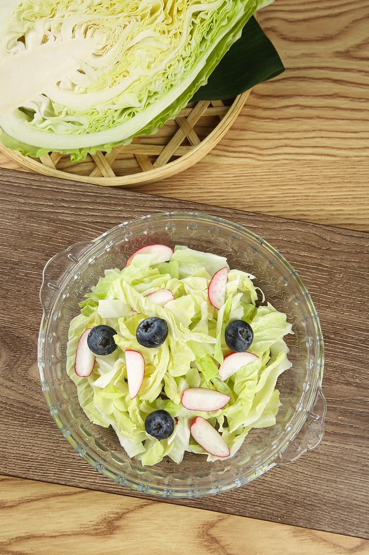 spitzkohlsalat mit heidelbeeren und radieschen