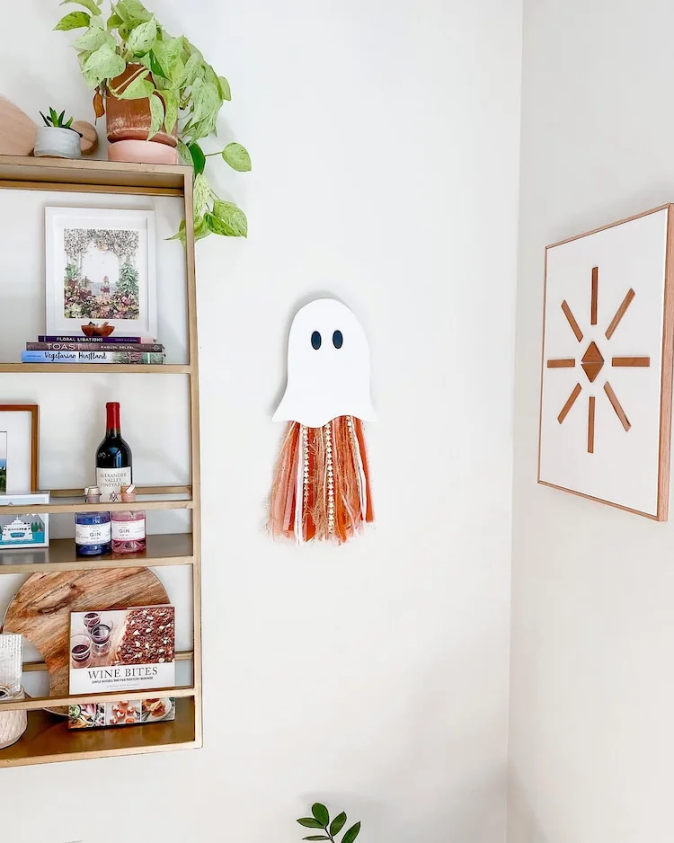 Stilvolle Halloween Deko mit Gespenstern aus Dekorbändern