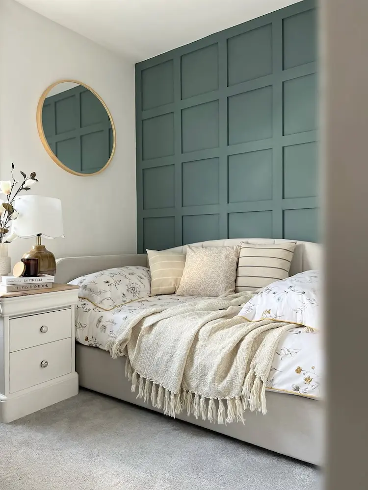 Tagesbett im Wohnzimmer in Gästebett umwandeln