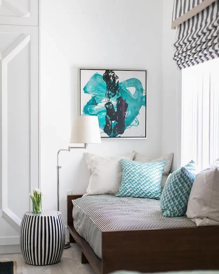 Tagesbett im Wohnzimmer mit Lampe und Deko