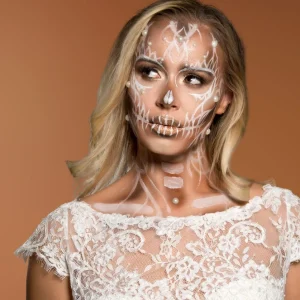 Totenkopf zu Halloween schminken für eine Geisterbraut als Damenkostüm