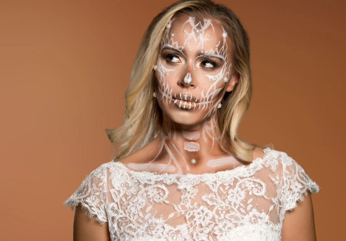 Totenkopf zu Halloween schminken für eine Geisterbraut als Damenkostüm