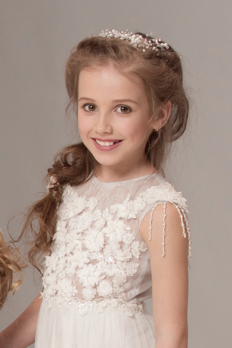 verspielter seitenzopf für blumenmädchen – mit edlem perlenkranz