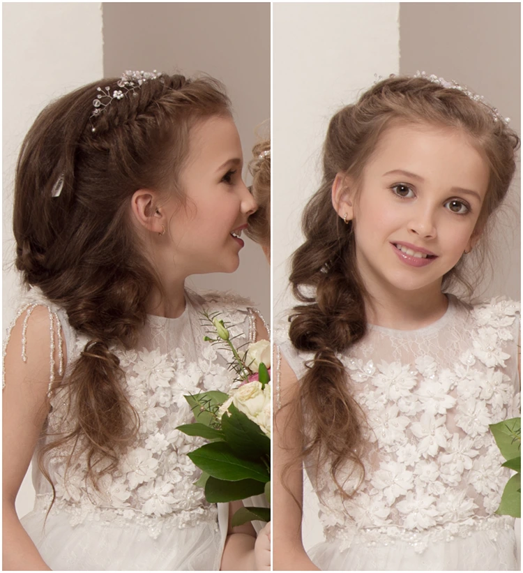 verspielter seitenzopf mit volumen und perlenkranz für kleine hochzeitsgäste