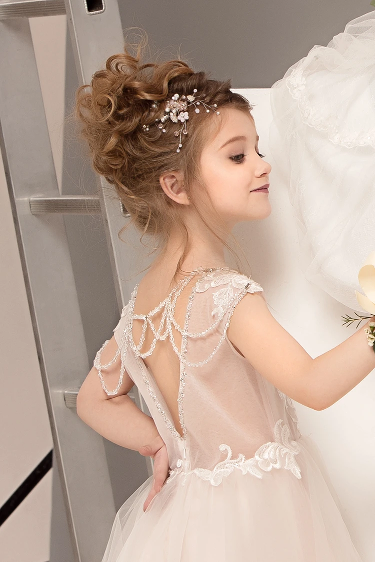 voluminöser hochsteck dutt mit locken und blüten accessoire