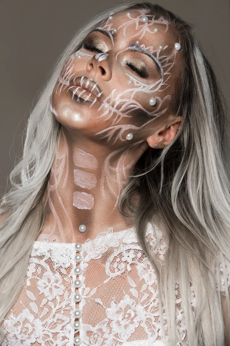 Weißen Totenkopf zu Halloween schminken und mit Spitze kombinieren