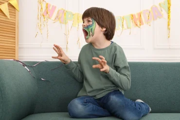 Wenn Sie den Dinosaurier richtig positionieren, bewegt er sich mit