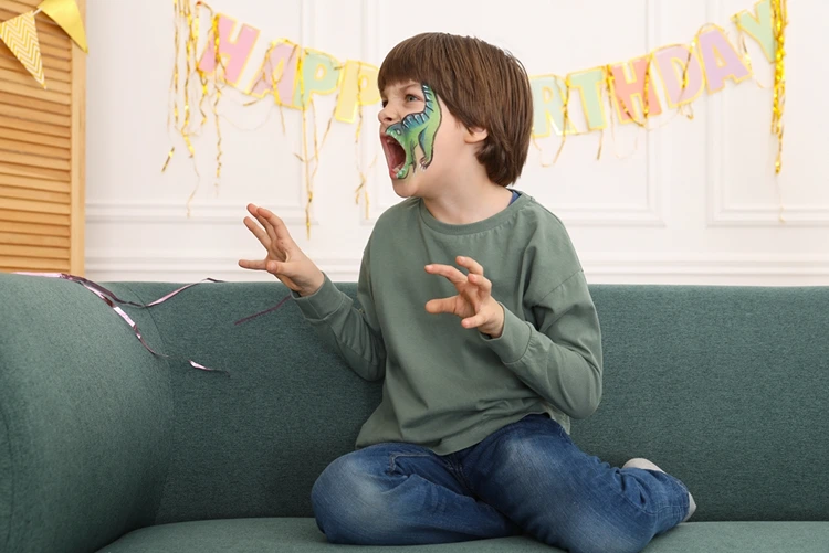 Wenn Sie den Dinosaurier richtig positionieren, bewegt er sich mit