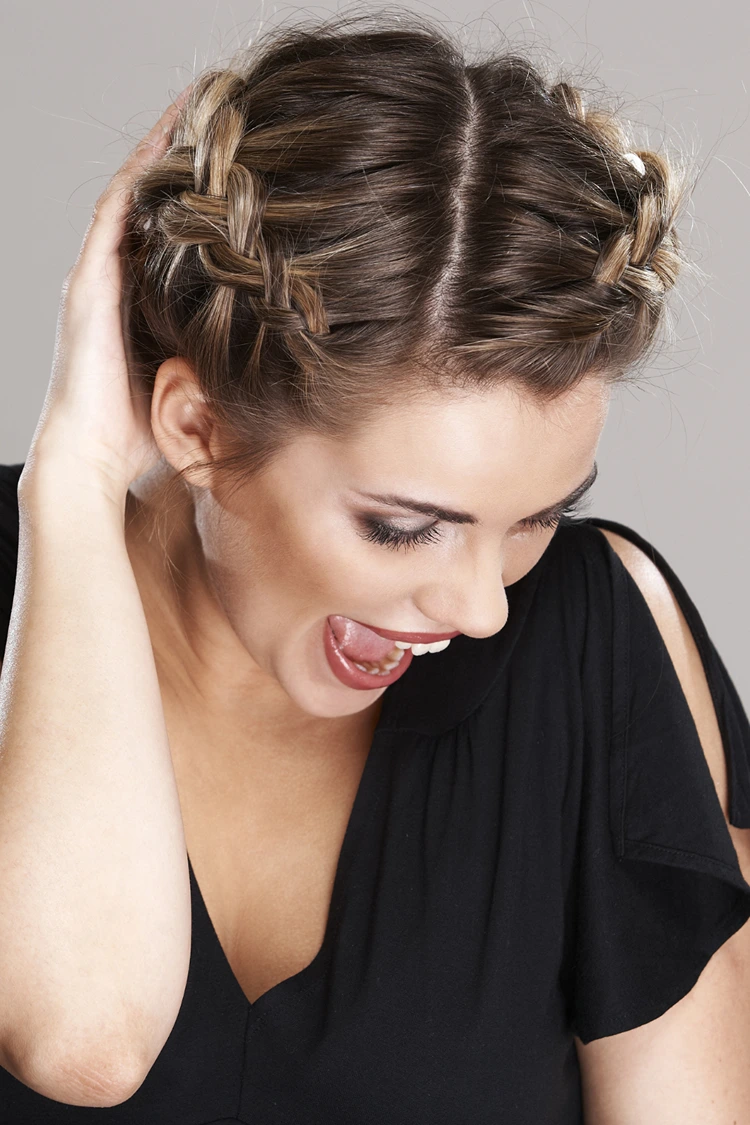 zwei zöpfe als geflochtener haarkranz – moderne flechtfrisur