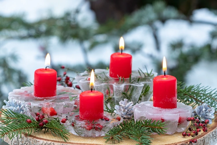 Adventskranz für draußen für die kalten Tage mit Kerzenhaltern aus Eis
