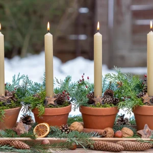 Adventskranz für draußen in Blumentöpfen und mit Stabkerzen
