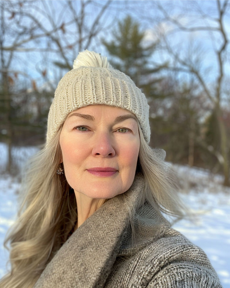 Ältere frau mit wintermütze und langen blonden haaren