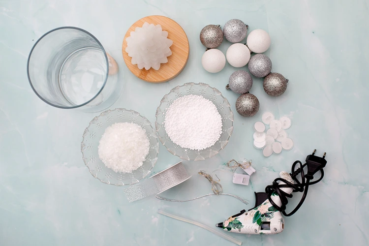 alle benötigten utensilien für das diy weihnachtsglas auf einen blick