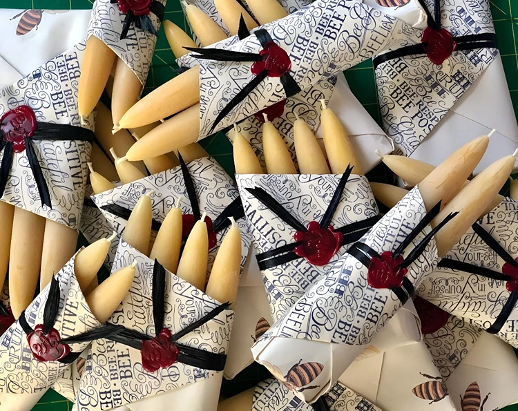Beliebig viele Tafelkerzen in dekorativem Papier und mit Wachssiegel verpacken