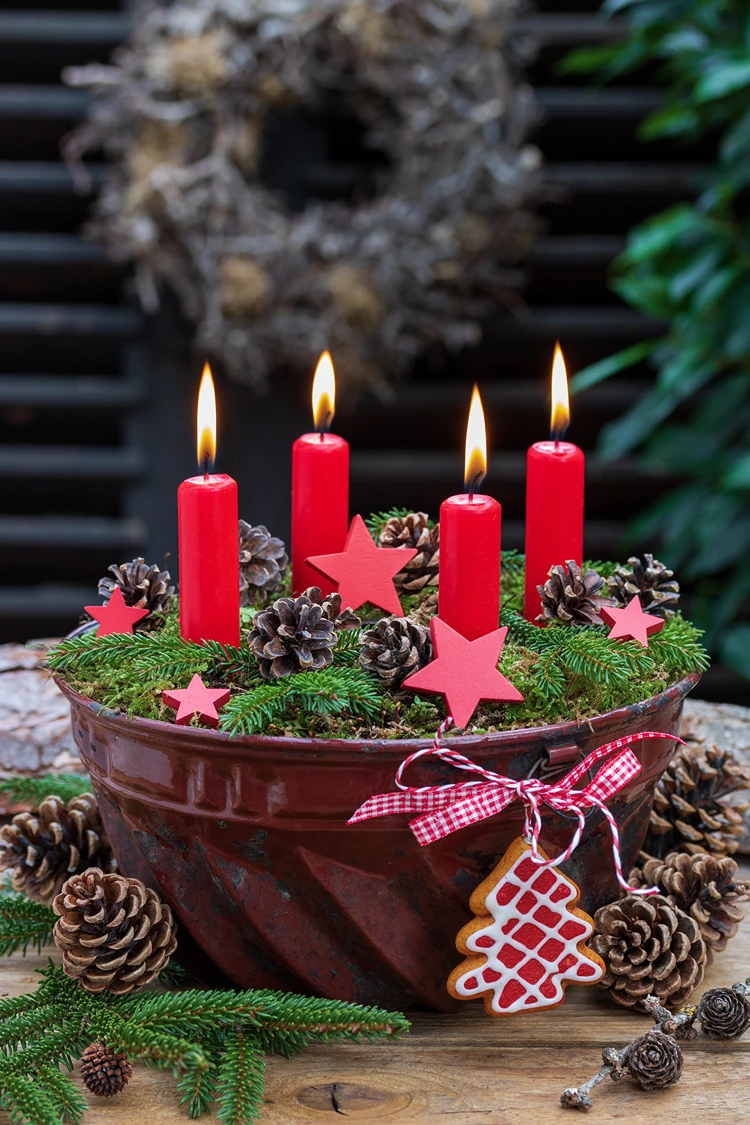 Coole Idee für den Adventskranz für draußen in einer Gugelhupf-Form