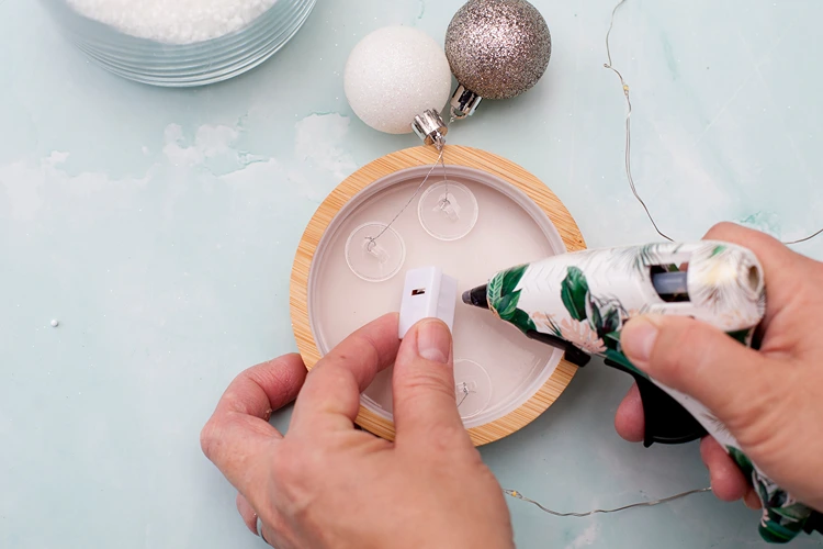 das batteriefach der led lichterkette wird unsichtbar am deckel fixiert