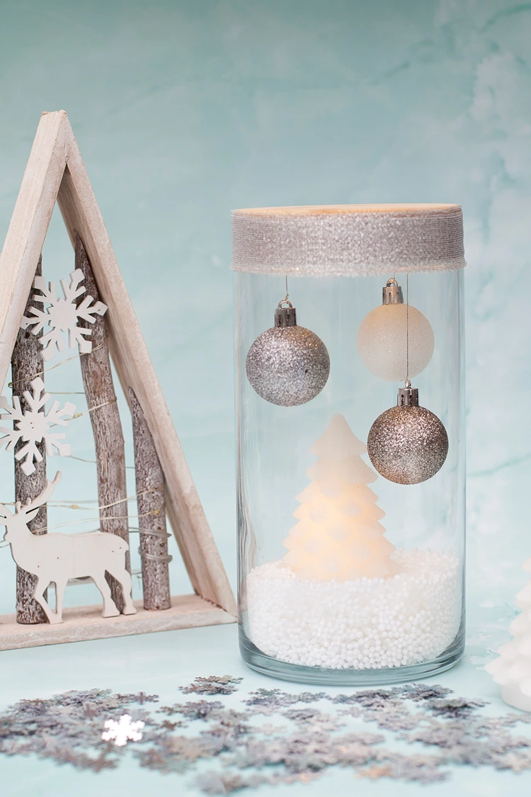 die fertige weihnachtsdeko schwebende kugeln, leuchtender baum und wintereffekt.