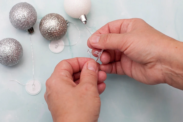 die kugeln werden mit feinem nylonband an den saugnäpfen fixiert