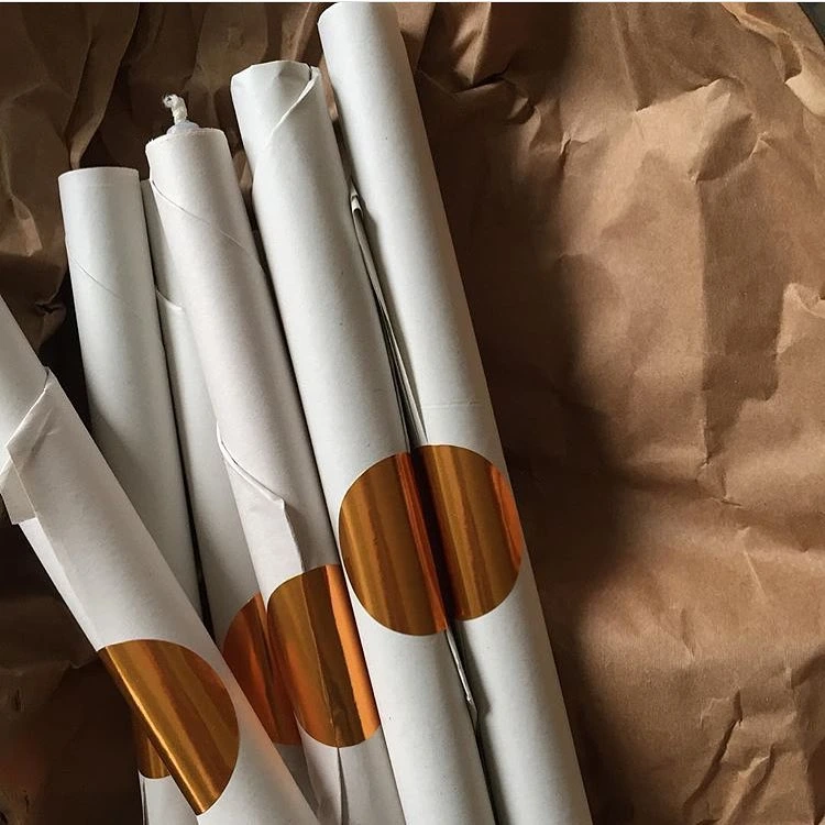 Einzelne Kerzen schön verpacken mit Packpapier und Stickern