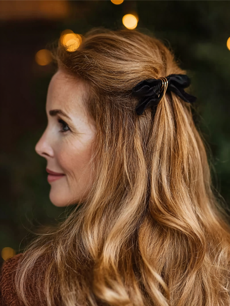 elegante frau mit halb hochgesteckter frisur für die weihnachtsfeier