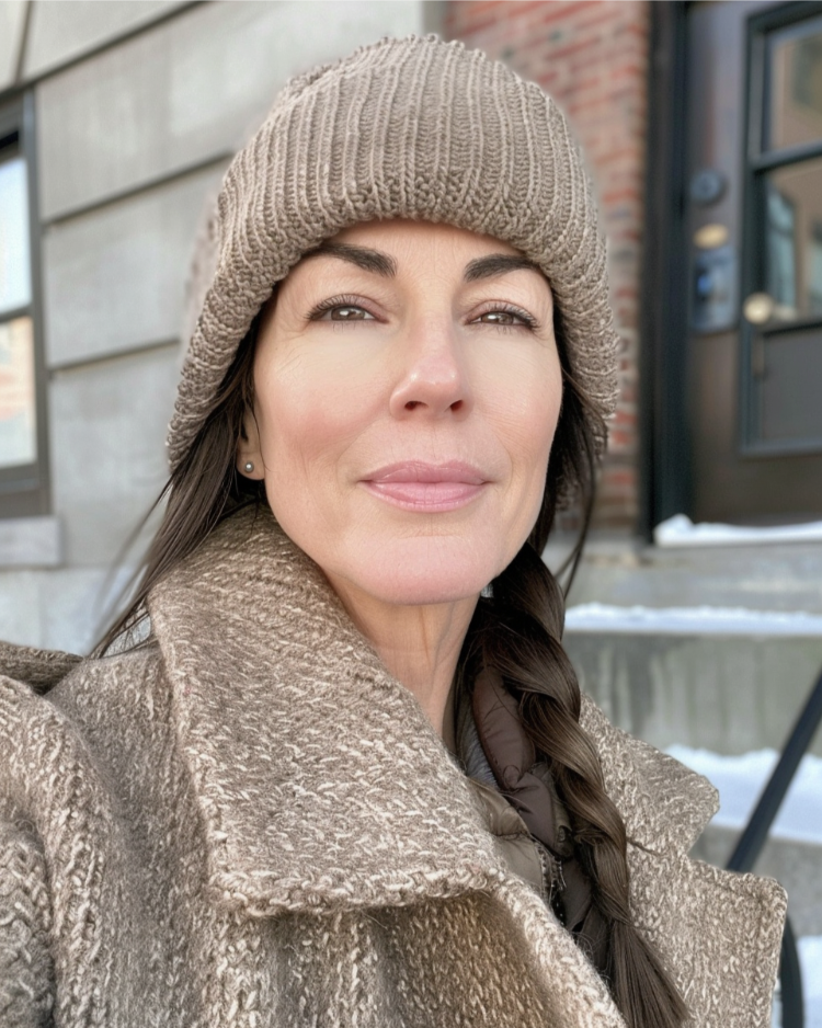 frau mit geflochtenen haaren und wintermütze