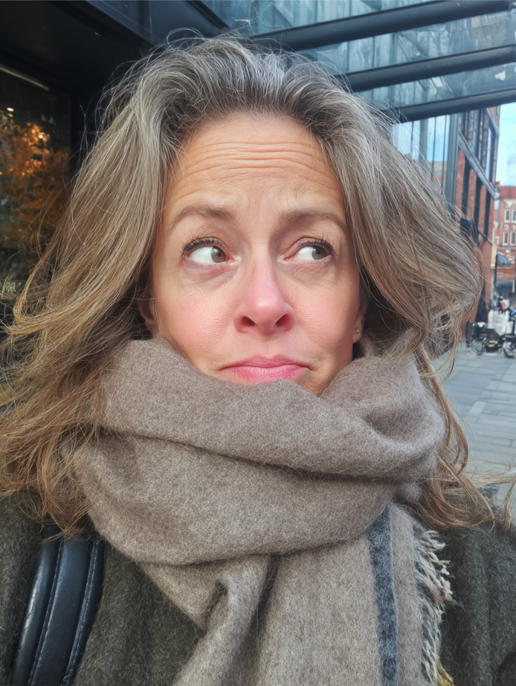 frau mit krausem haar ohne volumen und großem schal