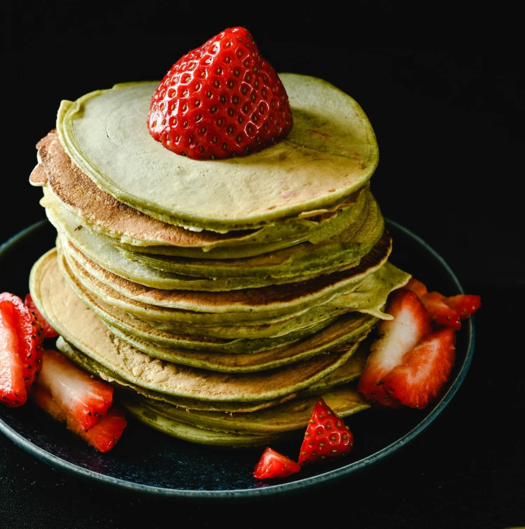 Grüne Pfannkuchen mit Teepulver zubereiten und mit Erdbeeren servieren