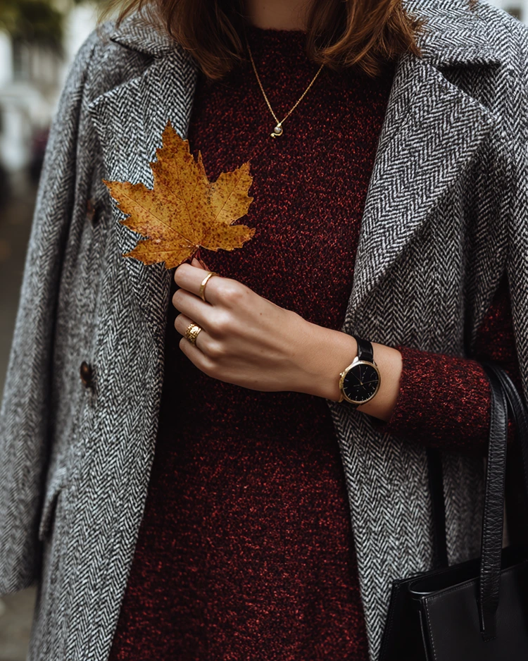 herbstoutfit mit bordeaux strickkleid und wollmantel