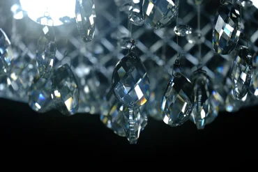 Hochwertiges Kristall streut das Licht auf perfekte Weise