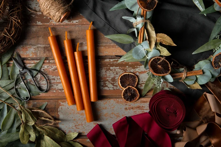 Mit-diesen-kreativen-Ideen-k-nnen-Sie-Stabkerzen-und-Stumpenkerzen-als-Geschenk-verpacken