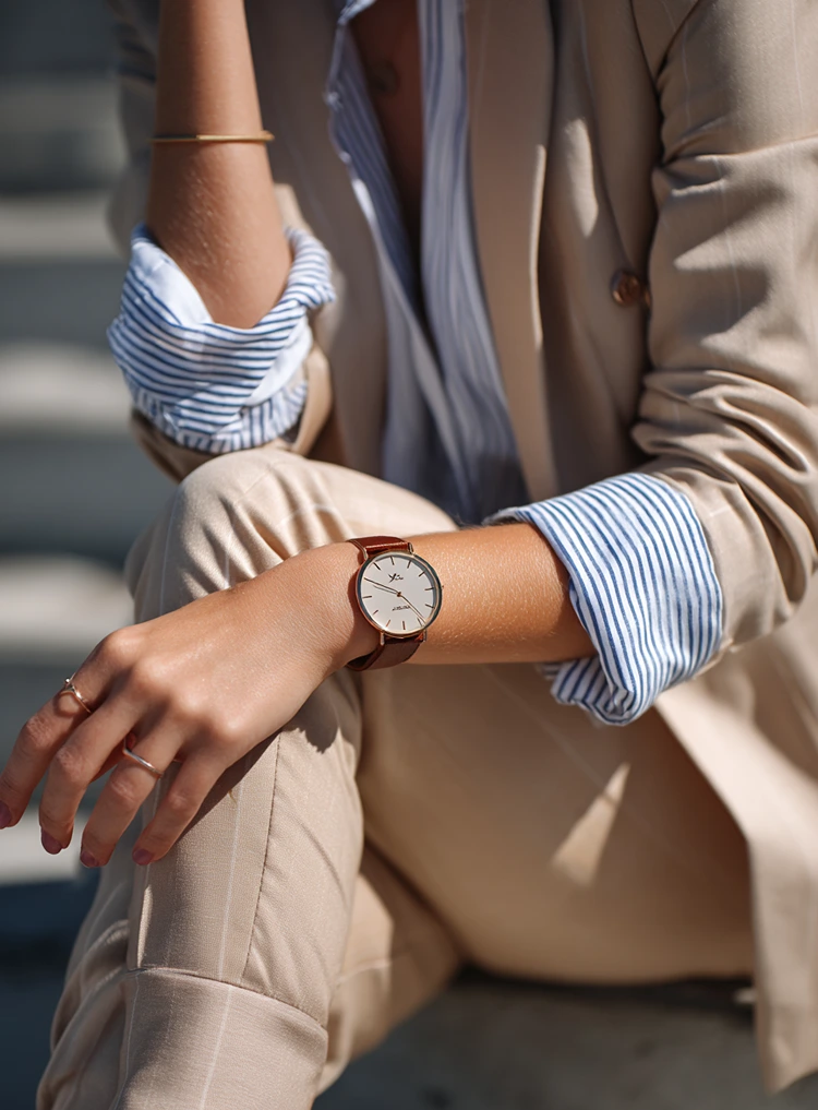 klassische damenuhr mit braunem lederarmband