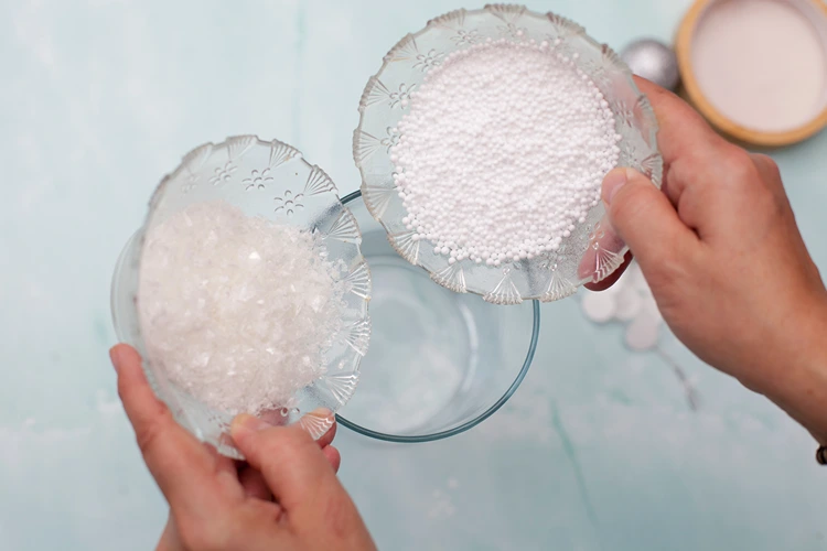 kunstschnee und styroporkügelchen werden für den realistischen schneeeffekt kombiniert.