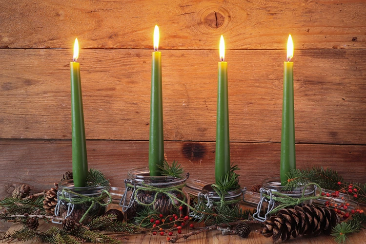 Marmeladengläser als Kerzenhalter mit Tannenzapfen